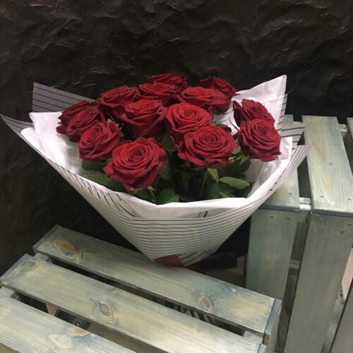15 красных Российских роз 60см в упаковке