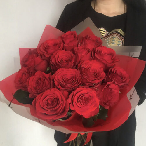 15 красных импортных роз в оформлении