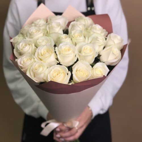 Букет из 25 белых эквадорских роз в стильной упаковке